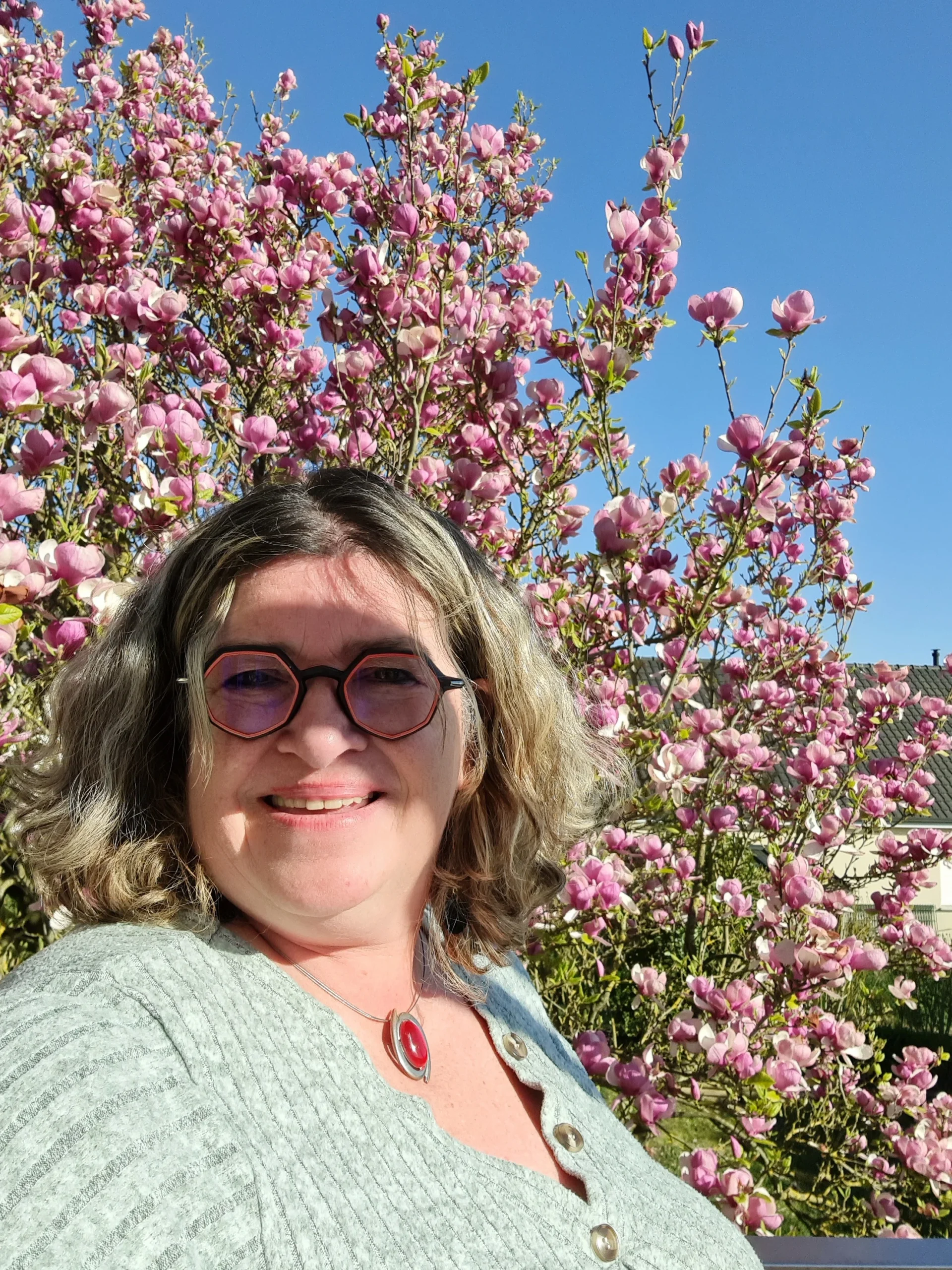 portrait de delphine lebourg devant un magnolia